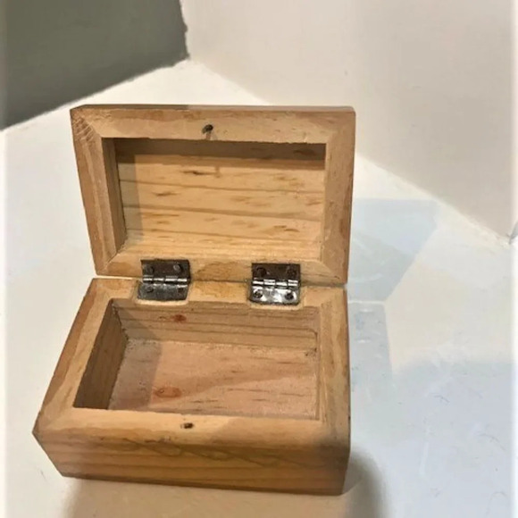 Hand painted wooden trinket box‎ - Picture 2 of 6